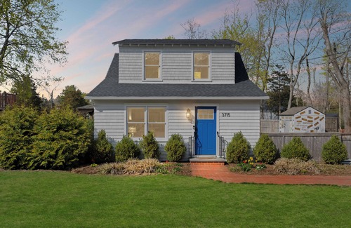 Southold House | Charming waterfront, 3-bedroom house on Goose Creek in welcoming Southold