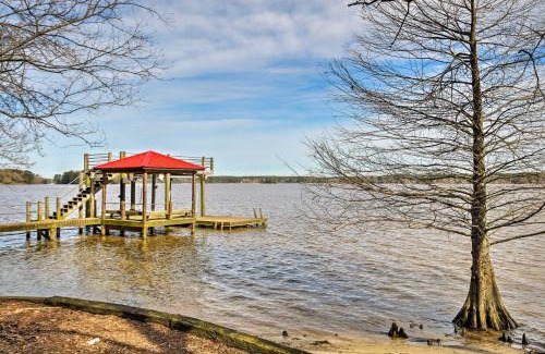 Ridgeway House | Charming Waterfront Ridgeway Cabin with Dock!