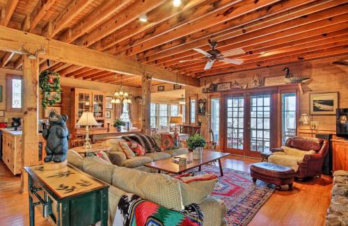 Ridgeway House | Charming Waterfront Ridgeway Cabin with Dock!