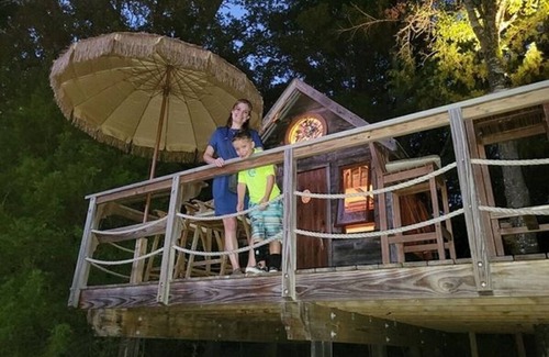 Elmo Resort | Charming Waterfront Tree House in Kaufman