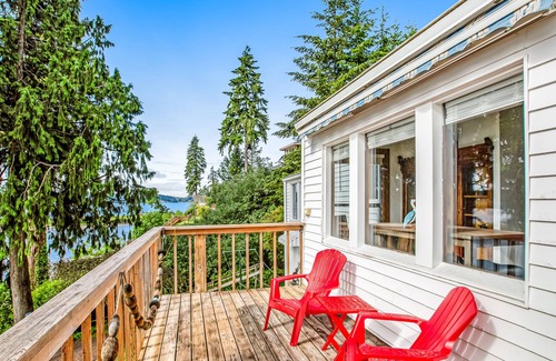 Burley House | Charming waterfront escape with fast WiFi, furnished deck, & a full kitchen