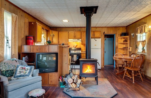 Watersmeet Cabin | Charming Watersmeet Cabin w/Dock on Kitty Island!