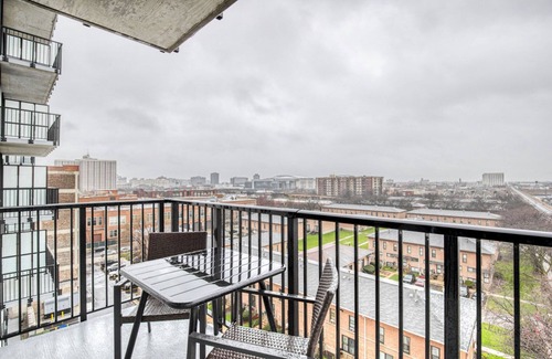 Near West Side Apartment | Charming West Loop 2BR w/Gym & Rooftop, nr Union Park, by Blueground