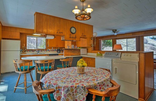 White Bird House | Charming White Bird Home w/Mtn & Salmon River View