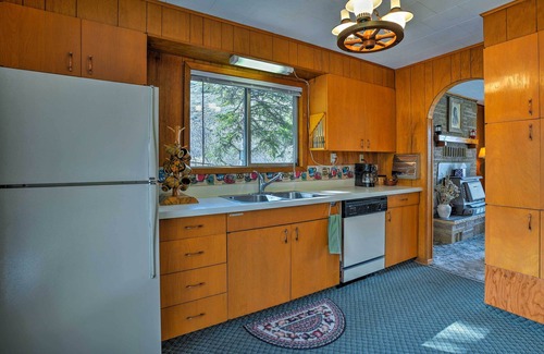 White Bird House | Charming White Bird Home w/Mtn & Salmon River View