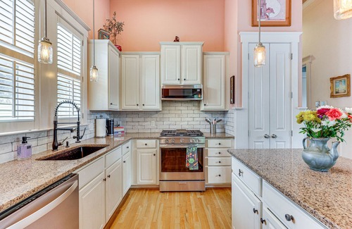 Wilmington Cottage | Charming Wilmington Cottage - Walk to Downtown!