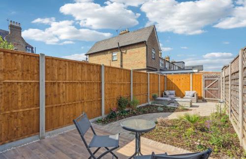 Windsor City Centre House | Charming Windsor Cottage, Castle Views, Garden & Walk Everywhere