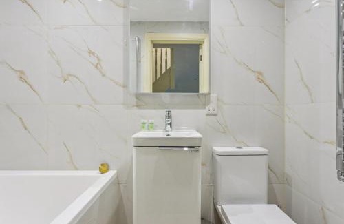 Windsor City Centre House | Charming Windsor Cottage, Castle Views, Garden & Walk Everywhere
