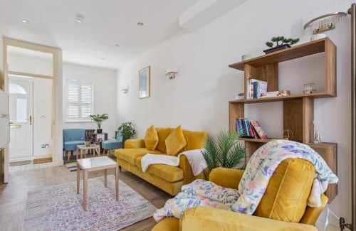 Windsor City Centre House | Charming Windsor Cottage, Castle Views, Garden & Walk Everywhere