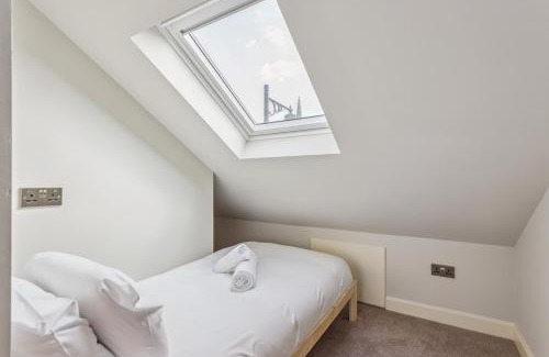 Windsor City Centre House | Charming Windsor Cottage, Castle Views, Garden & Walk Everywhere