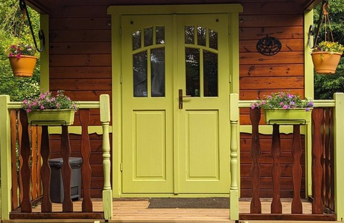 Chantenay-Villedieu Cottage | Charming Wooden Caravan in Bucolic Valley with Terrace & Family-Friendly Amenities