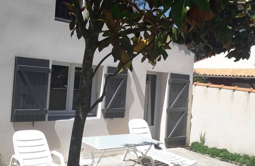 La Faute-sur-Mer House | Charming Woodland Cottage Near Beach - Ideal for 4, Pet Friendly