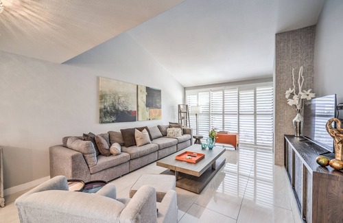 Paradise House | Charning 2bd/2bth Townhome w/private courtyard minutes to strip.