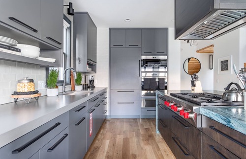 North Park City Cabin | Chartreuse by AvantStay | Hot Tub + Patio | Modern Cabin Minutes to Main Street