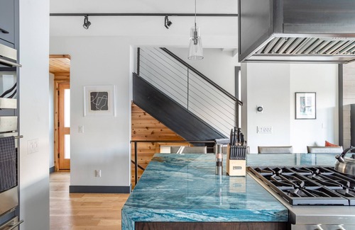 North Park City Cabin | Chartreuse by AvantStay | Hot Tub + Patio | Modern Cabin Minutes to Main Street