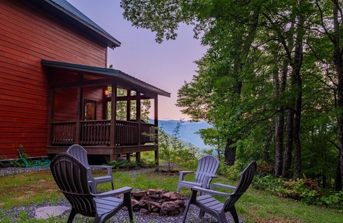 Whittier Cabin | Chasing Sunsets: A Cozy 2-Bedroom Cabin in Smoky Mts with Stunning Mountain Views.