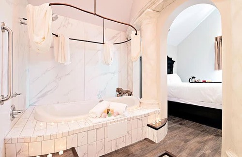 I-435 West KC-KS Hotel | Chateau Avalon