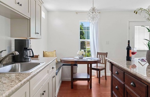 New Braunfels Villa | Chateau-Barred Rock 1 private bedroom & pool