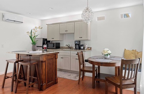 New Braunfels Villa | Chateau-Barred Rock 1 private bedroom & pool