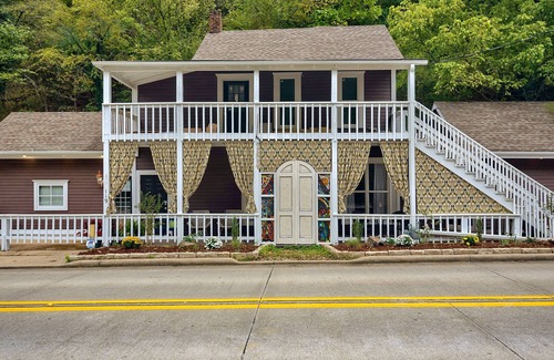 Eureka Springs Historic District Cottage | Chateau Cottage - Ground Floor