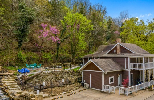 Eureka Springs Historic District Cottage | Chateau Cottage - Entire Chateau
