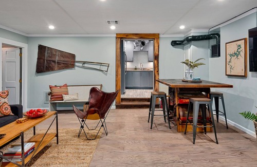 Eureka Springs Historic District Cottage | Chateau Cottage - Entire Chateau