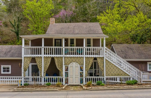 Eureka Springs Historic District Cottage | Chateau Cottage - Entire Chateau