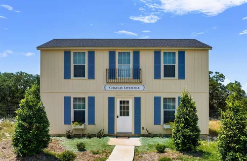 New Braunfels Villa | Chateau-Faverolle, 2 Private Bedrooms & pool