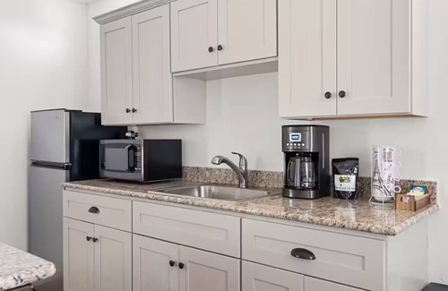 New Braunfels Villa | Chateau-Le Fleur, 1 private bedroom & pool