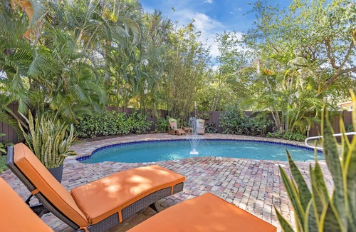 Pineapple Grove Arts District Cottage | Chateau Mango, historic cottage with a pool!