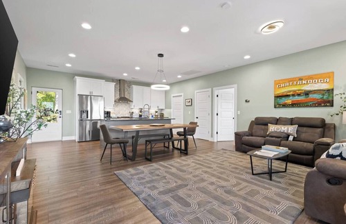 Rossville House | Chatt Vistas|3Story|NEW|6bdr6ba|Theater|Hot Tub