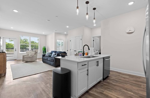 Chattanooga Apartment | Chattanooga Getaway-Sleek 2BR at the Poplin