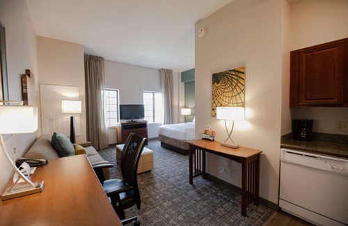 Highlands - Perkins Hotel | Check out the Magnolia Mound Plantation! Relaxing Suite with Full Kitchen! Pool!