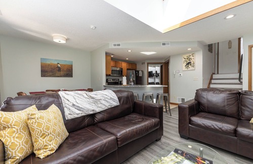 The Galena Territory Condo | Check the Fall Colors @ Green View Getaway - Dog Friendly & Steps to Golf!