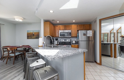 The Galena Territory Condo | Check the Fall Colors @ Green View Getaway - Dog Friendly & Steps to Golf!
