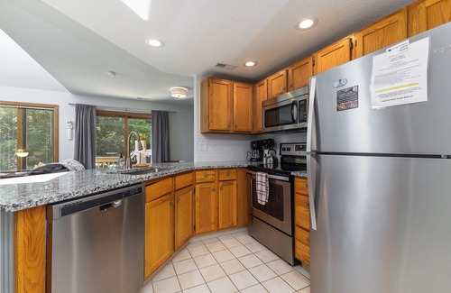 The Galena Territory Condo | Check the Fall Colors @ Green View Getaway - Dog Friendly & Steps to Golf!
