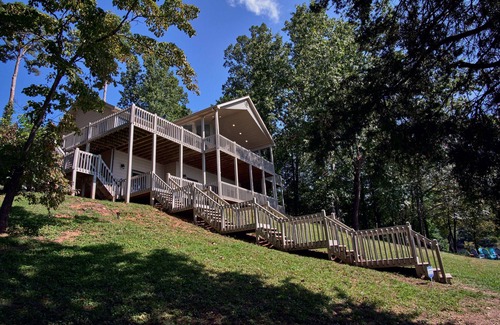La Follette House | Checkout this beautiful lakefront home on Norris Lake! Open Christmas/New Years!