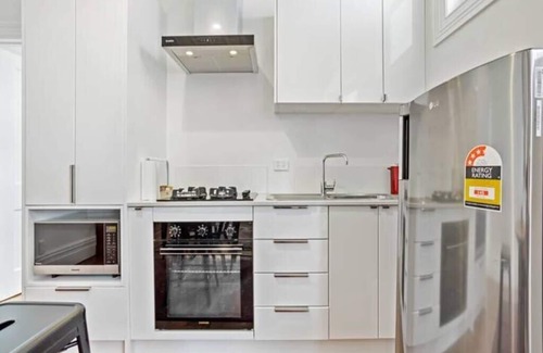 Auckland House | Cheerful 1 bedroom home with Free Parking