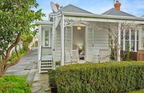 Auckland House | Cheerful 1 bedroom home with Free Parking