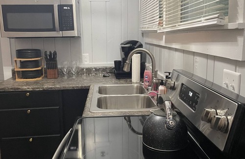Hendersonville Cottage | Cheerful 1br Cottage w/ HOT TUB