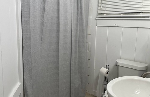 Hendersonville Cottage | Cheerful 1br Cottage w/ HOT TUB