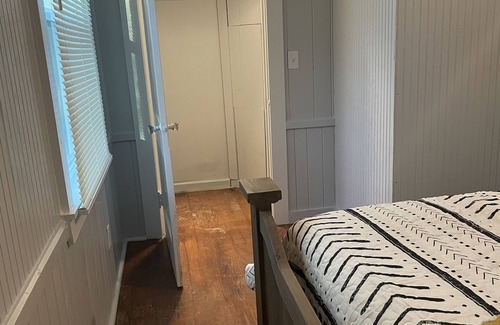 Hendersonville Cottage | Cheerful 1br Cottage w/ HOT TUB