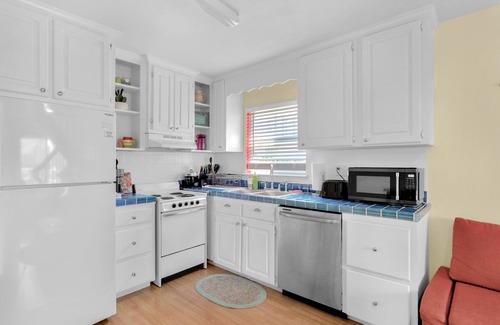 Navarre Beach House | Cheerful 1BR on the Island w/King Bed