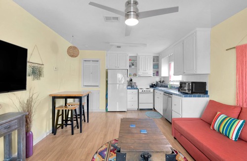 Navarre Beach House | Cheerful 1BR on the Island w/King Bed