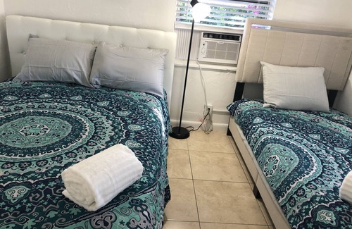 Delray Beach Cottage | Cheerful 2 bed cottage, East Delray Beach, pets ok, walk to Atlantic