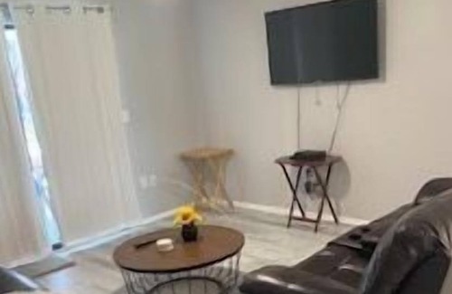 Englewood East House | Cheerful 2 Bedroom with pool near beaches and golf