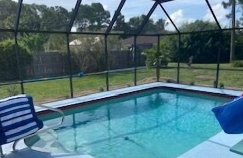 Englewood East House | Cheerful 2 Bedroom with pool near beaches and golf