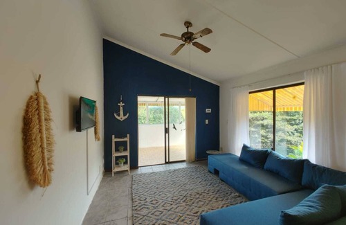 Hibberdene Cottage | Cheerful 2 bedroom cottage with a communal pool