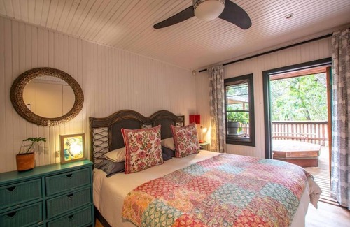 Sedgefield House | Cheerful 2 bedroom Cabin nestled in the trees