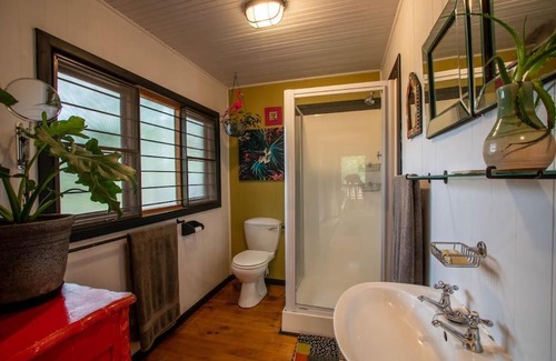 Sedgefield House | Cheerful 2 bedroom Cabin nestled in the trees